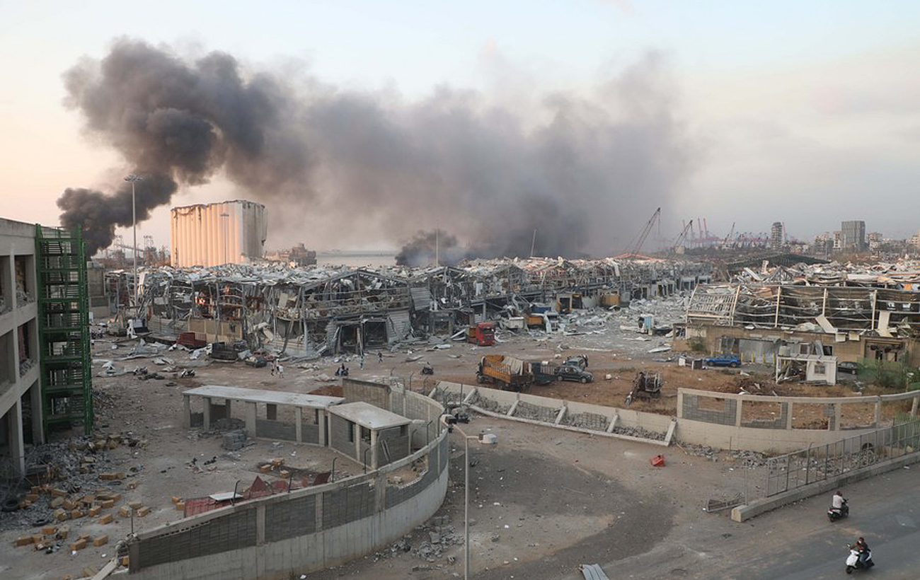 В Бейруте произошло два мощных взрыва: ударная волна разрушила полгорода